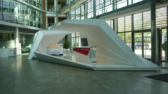 AUDI-Präsentationsstand von oben mit Fahrzeug und roter Rampe