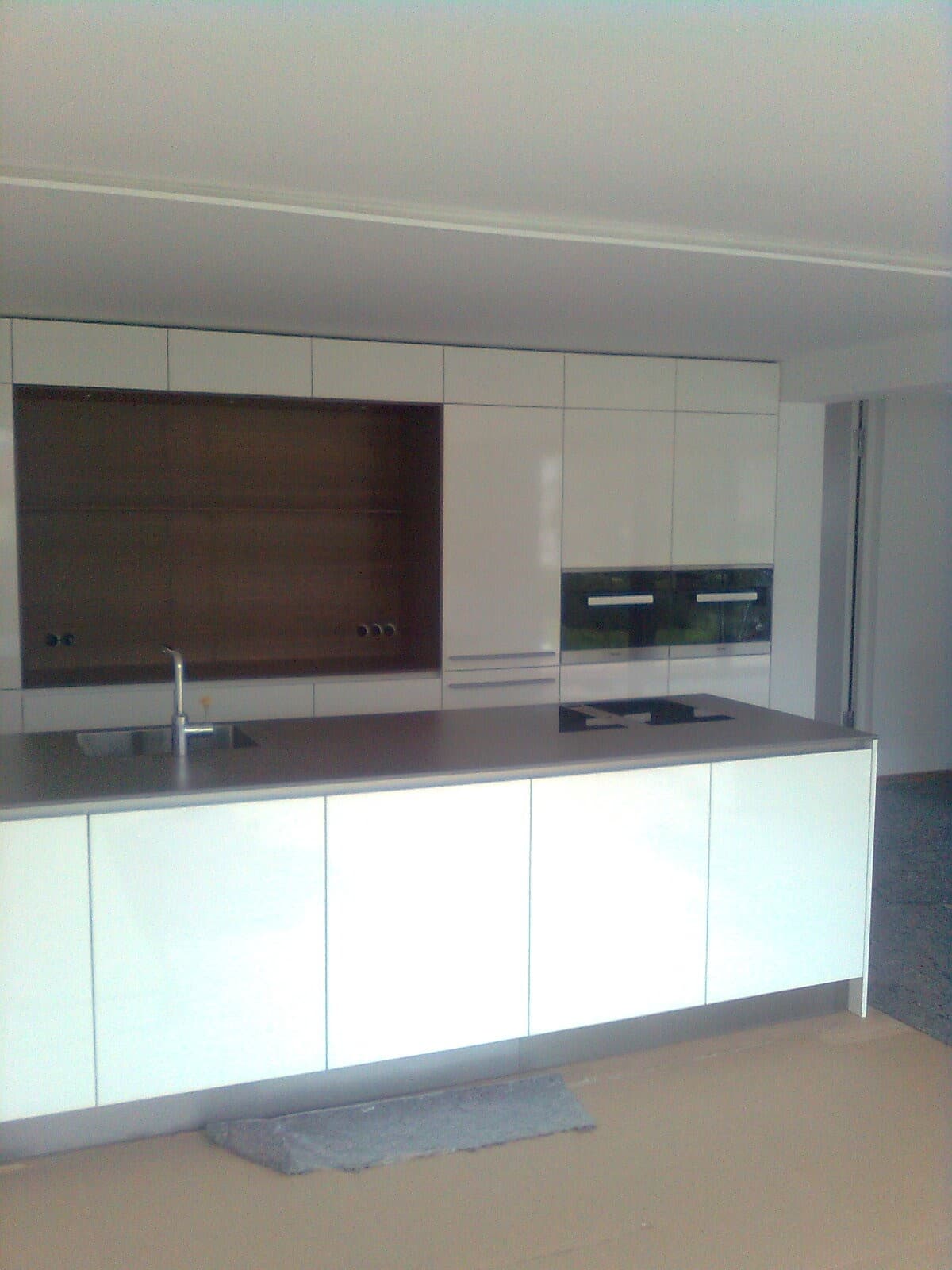 Kitchen island in white with handleless fronts