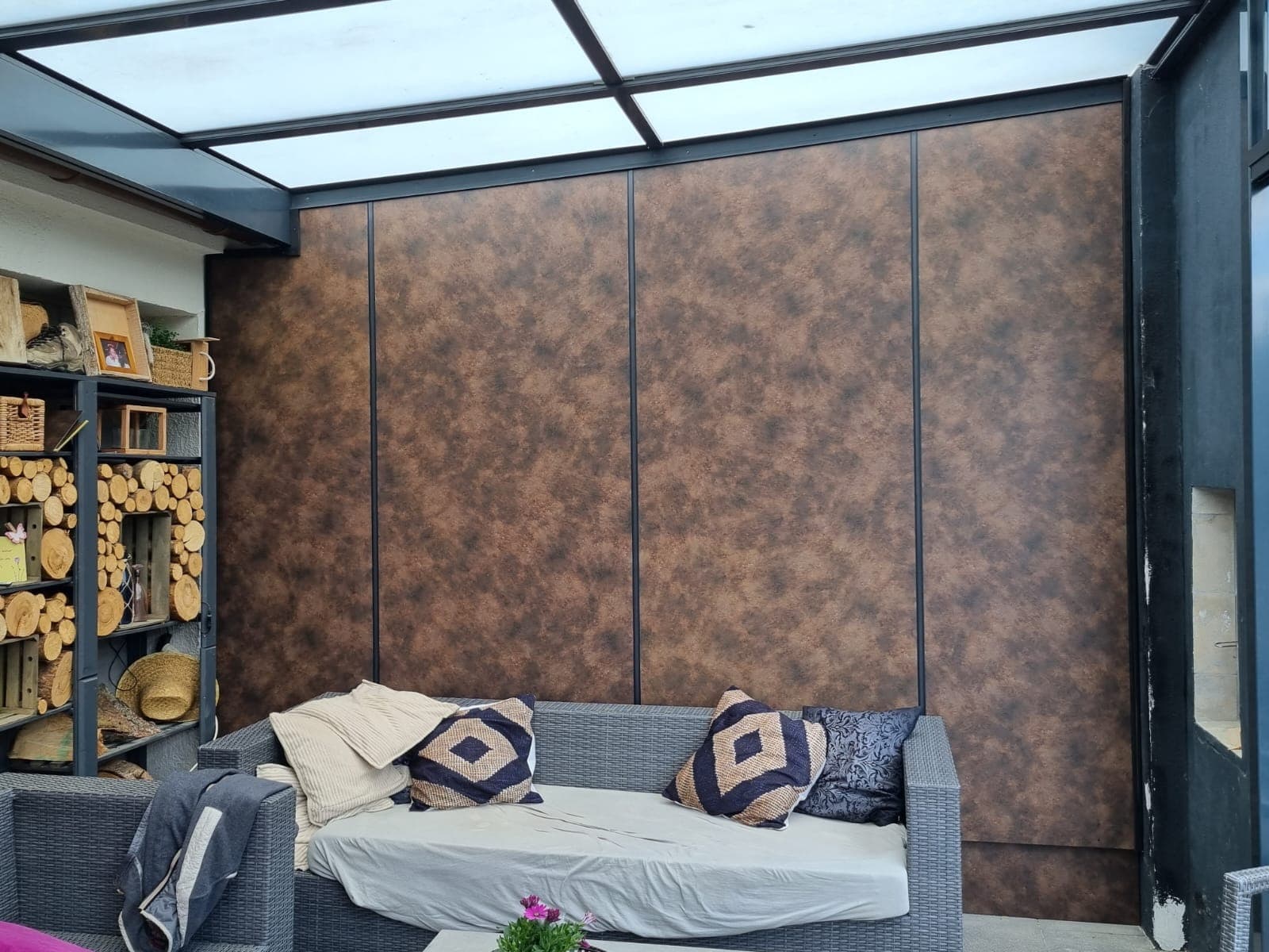 Fertiger Wintergarten mit Wandpaneelen und indirekter LED-Beleuchtung