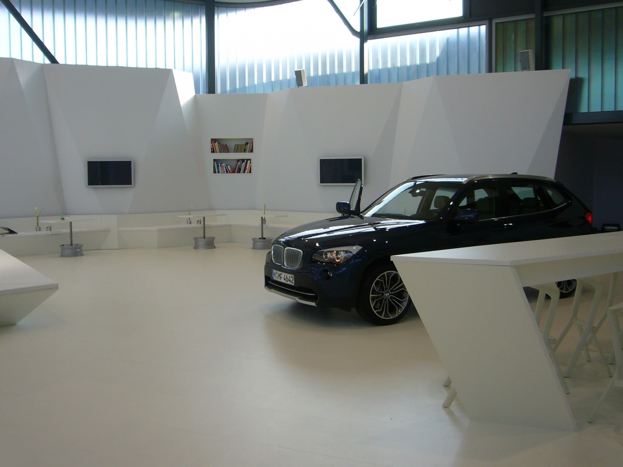 Messeauftritt für BMW: gefaltete Wandpaneele mit integrierten Regalen und der BMW X1