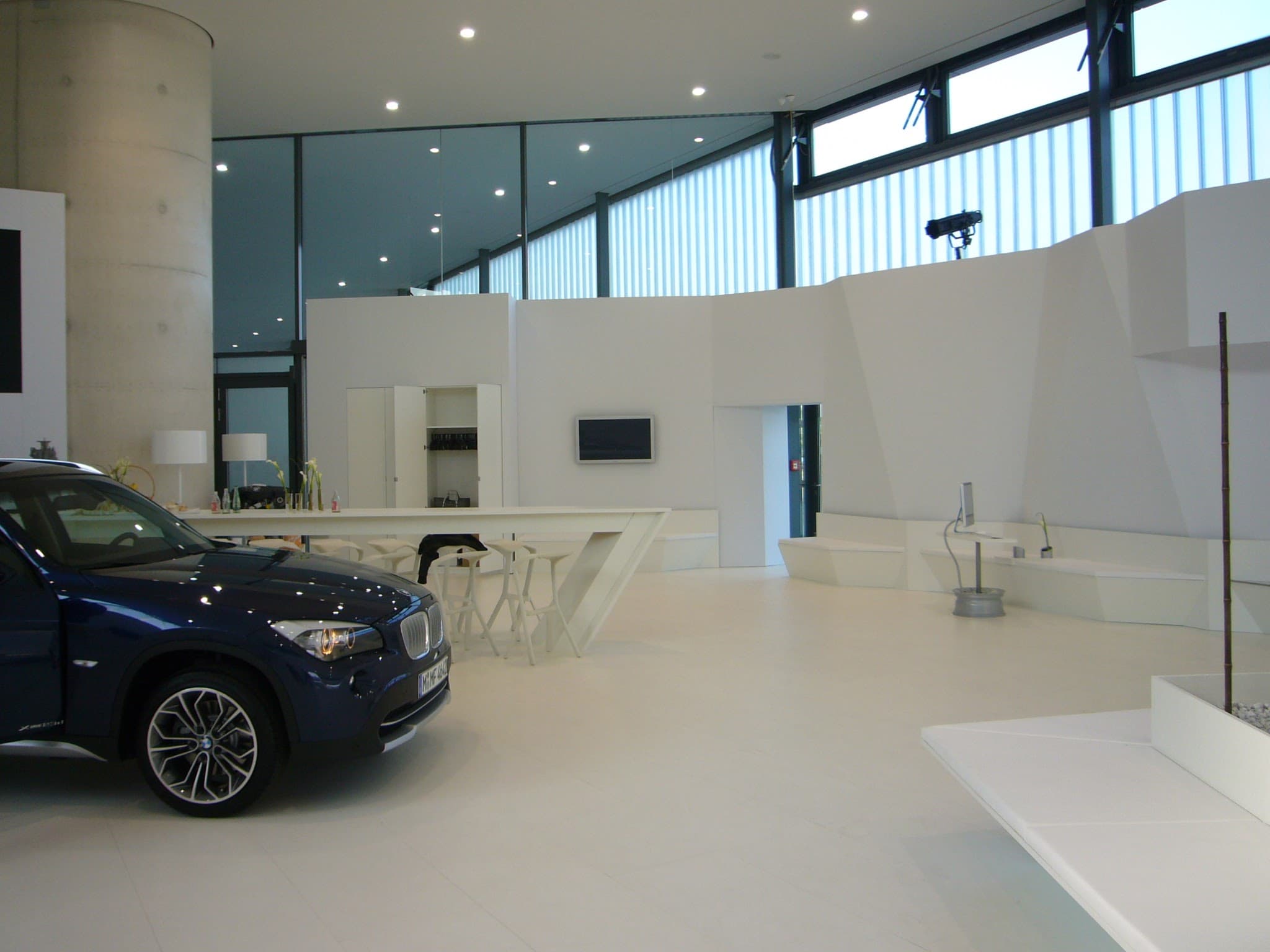 BMW-Messestand mit weissen Faltpaneelen, Bartresen und der BMW X1