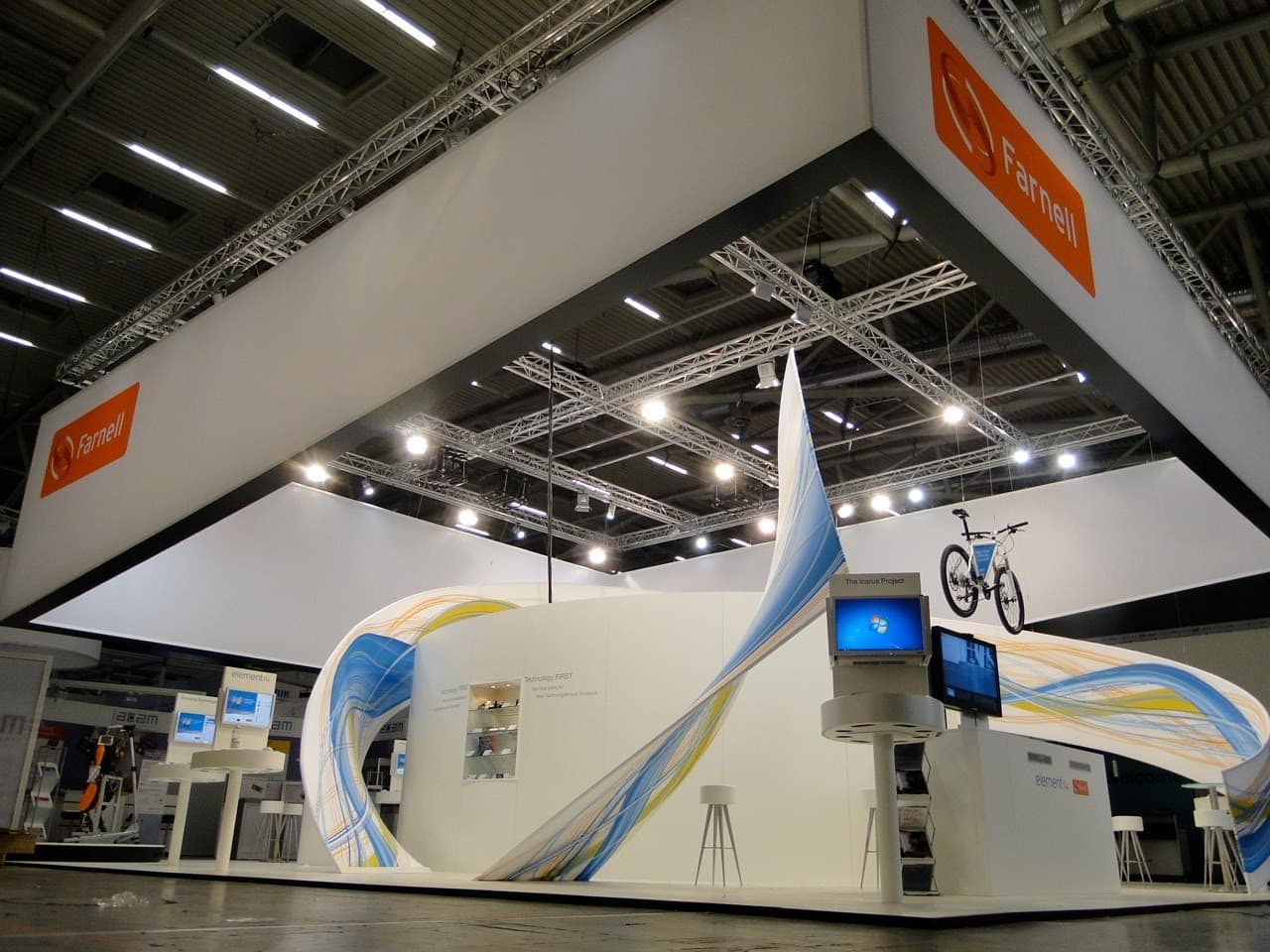 Messestand für Farnell/element14 mit blau-gelber Grafik