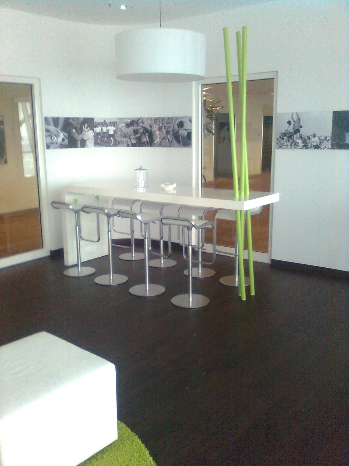 Bar-Tisch mit Barhockern im Objektdesign-Bereich
