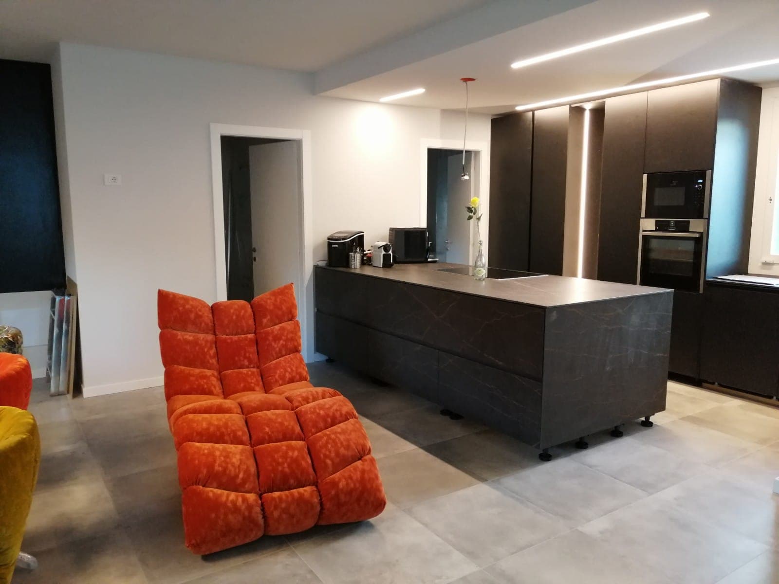Open living and kitchen space with bespoke furniture and a kitchen island by Lauer-Seele
