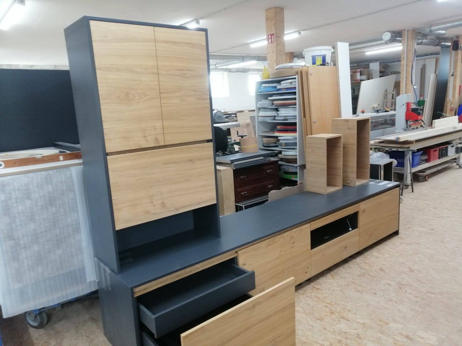 Modular cabinet wall in oak and anthracite in the workshop