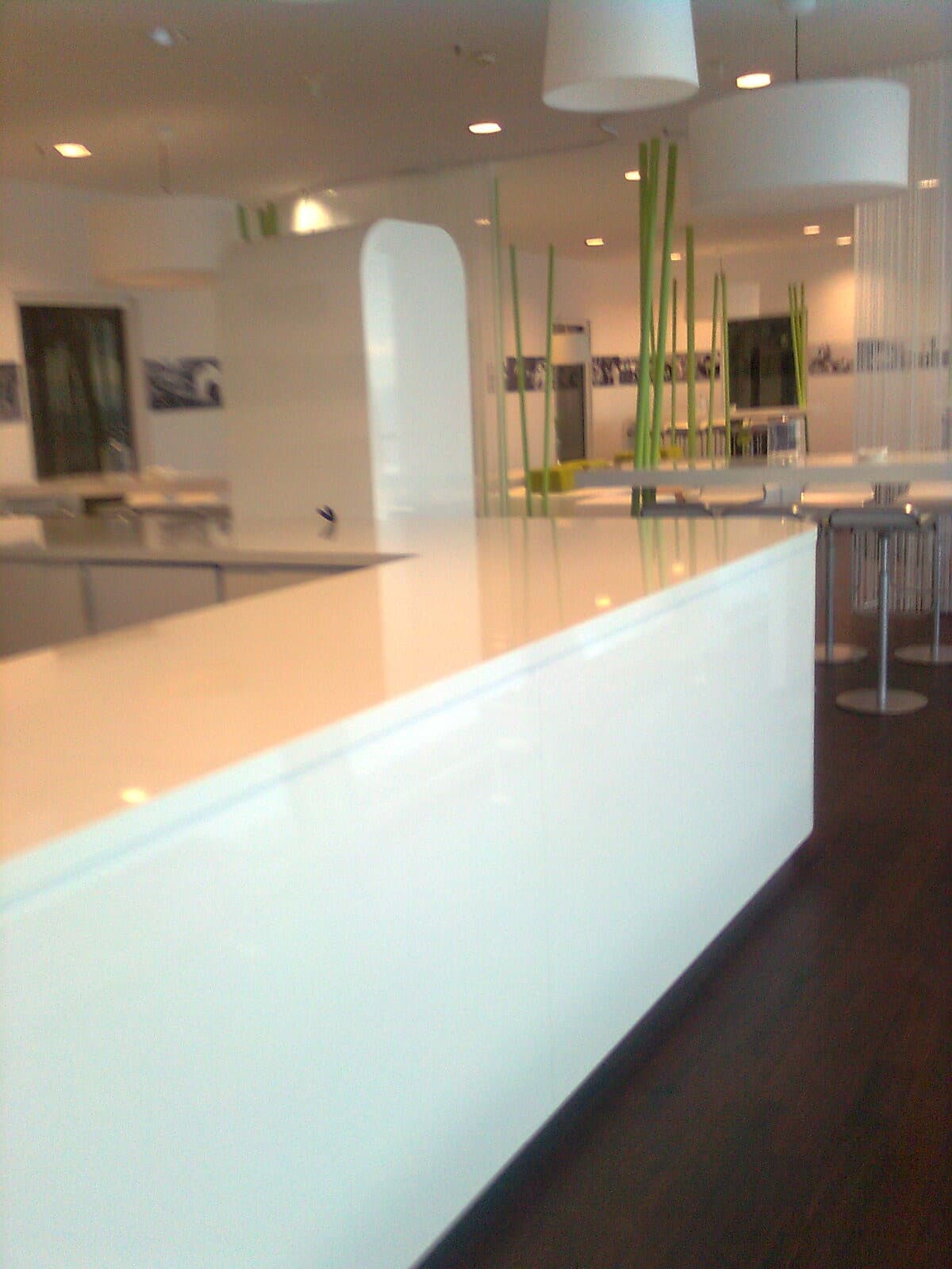 Object construction: bright showroom with reception counter, built by Lauer-Seele